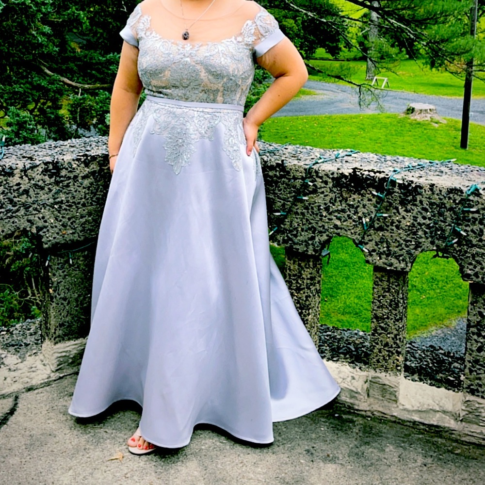 I’m selling this dress. Only wore in once size 16